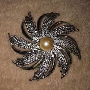 ❤️ Vintage 1969 Sarah Conventry sunburst brooch